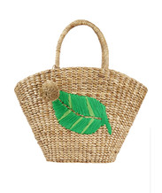 Rieten mand met groen blad