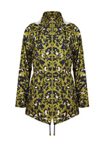 Groen met roze regenjas