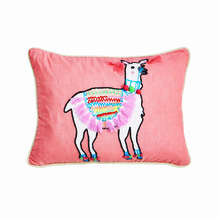 Roze kussen met lama en pom poms