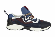 Blauw met witte sneakers