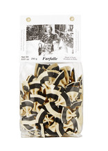 Zwarte en witte farfalle pasta