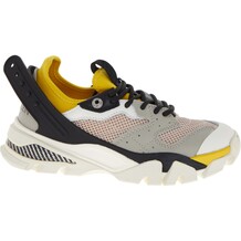 Zwart met gele sneakers