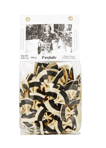 Zwarte en witte farfalle pasta